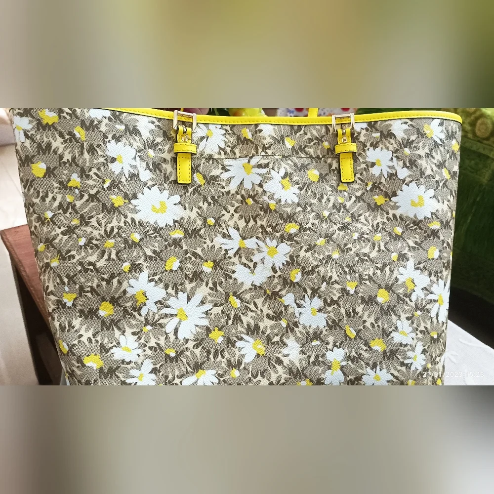 Combo: Authentic Michael Kors Jet Set Travel Signature Carryall Tote and Wallet - Picture 2 of 16